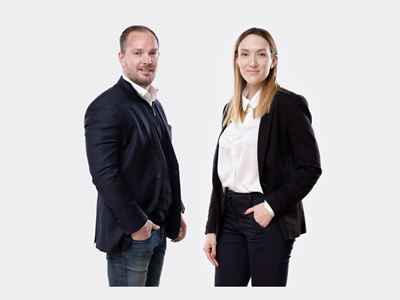 Bilde av eiendomsmeglerne Silje og Aleksander i Nylander &Partners